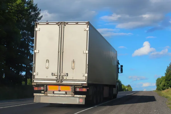 Caminhão se move na estrada — Fotografia de Stock