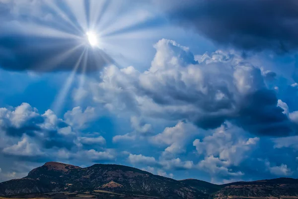 Schön bewölkt blau sonnenbeschienen über den Bergen — Stockfoto