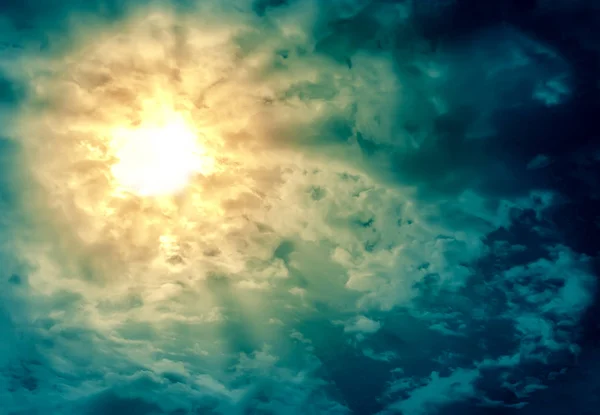Prachtige donkere hemel met zon — Stockfoto