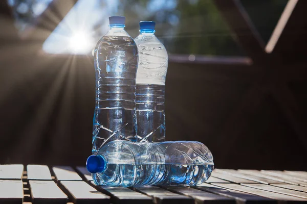 Plastflaskor för dricksvatten — Stockfoto