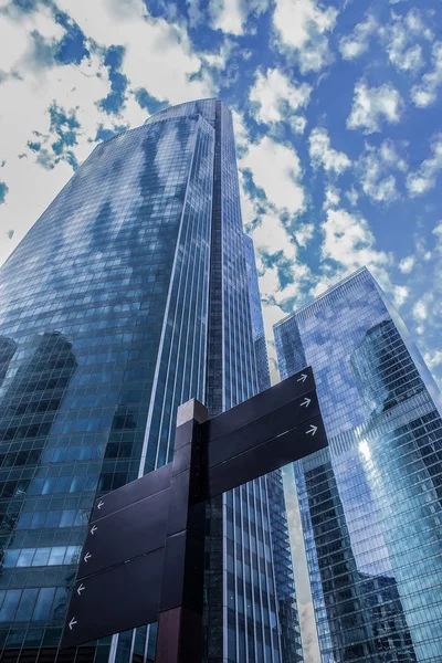 Rascacielos futuristas con fachadas de vidrio —  Fotos de Stock