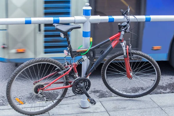 Bicycle parked at the edge of the road — Stock Photo, Image