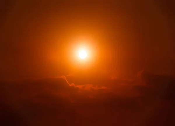 太陽と雲の赤い空 — ストック写真
