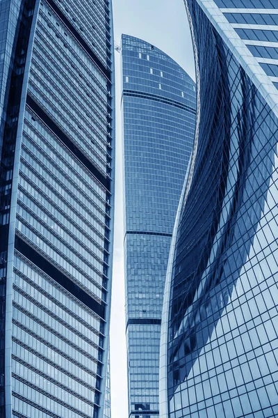 Futuristische Wolkenkratzer mit Glasfassaden — Stockfoto