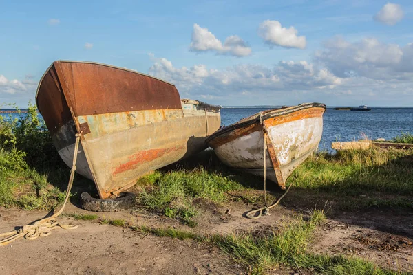 Старые рыбацкие лодки у моря — стоковое фото