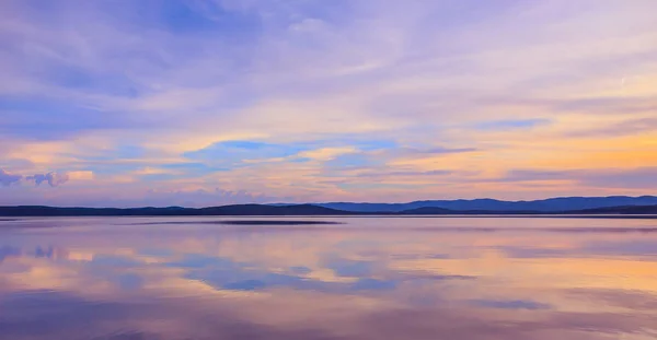 Beaux nuages réfléchis à la surface du lac — Photo