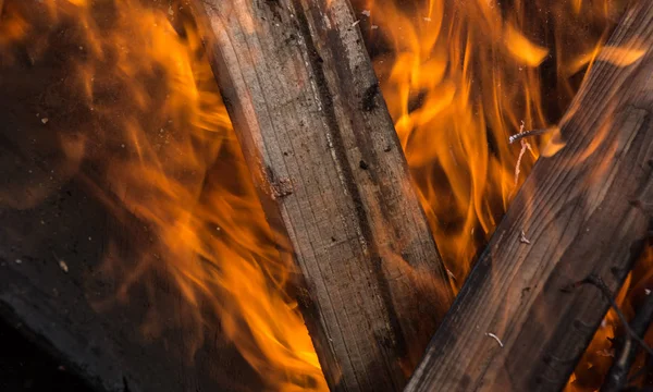 Hořící prkna v jasném plameni — Stock fotografie
