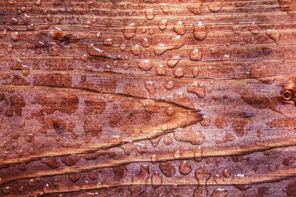 Ahşap tahta üzerinde su damlaları