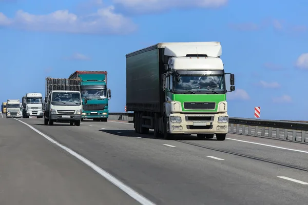 Muchos camiones que se mueven a lo largo de la carretera — Foto de Stock