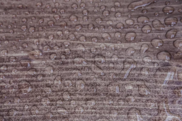 Gotas de água na placa de madeira — Fotografia de Stock