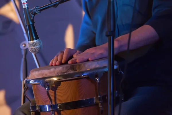 Baterista tocando um tambor em um concerto — Fotografia de Stock