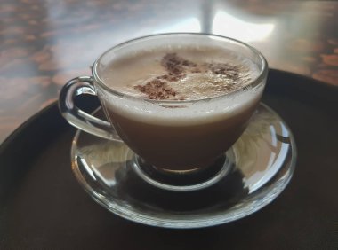 Masada kapuçinolu kupa. Yakın plan..