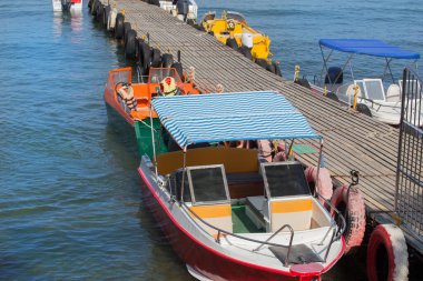 İskeleye demirlemiş deniz gezileri için motorlu tekneler.