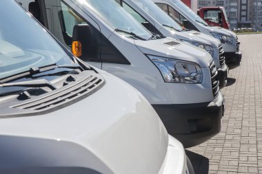 Dışarıda yeni beyaz minibüs ve minibüs sayısı