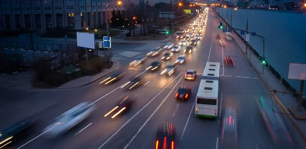 Ruch Samochodowy Alei Nocy Wzdłuż Rzeki — Zdjęcie stockowe