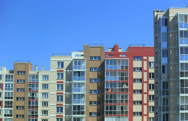 明るい太陽の光で照らされた新しい住宅マルチ階建ての建物 — ストック写真