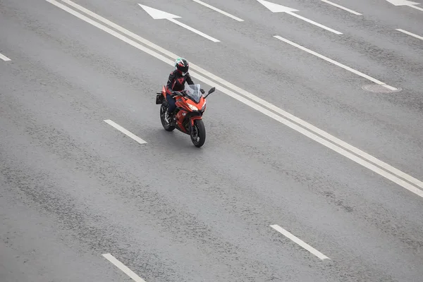 Motosikletçi Çok Şeritli Bir Otoyolda Motosiklet Sürüyor Yukarıdan Görüntüle — Stok fotoğraf