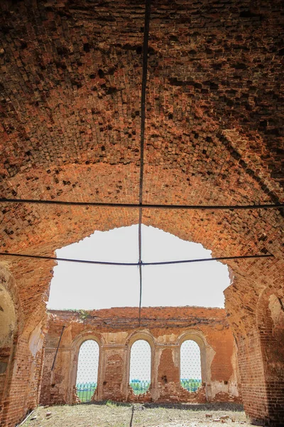 Interieur Van Een Oude Verlaten Bakstenen Kerk — Stockfoto