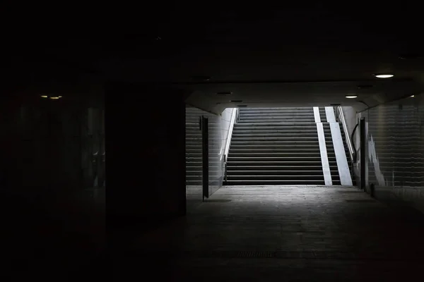 Cruce Peatonal Subterráneo Escalones Que Conducen Arriba Iluminados Por Luz —  Fotos de Stock