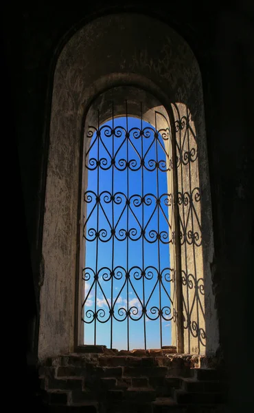 Античное Арочное Окно Декоративной Решеткой Кованого Железа — стоковое фото