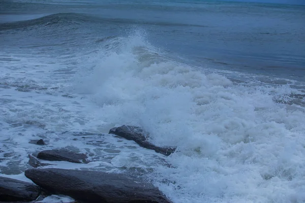 傍晚时分在岩石海岸上的海上风暴 — 图库照片