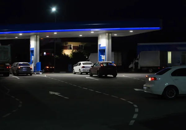 Carros Noite Posto Gasolina Iluminado Verão — Fotografia de Stock