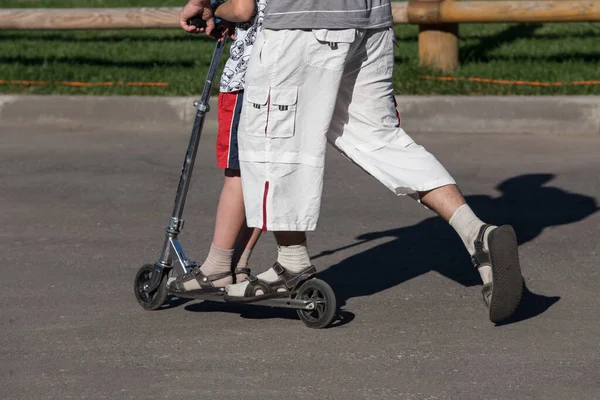 Papa Zoon Rijden Een Scooter Een Zomerdag — Stockfoto