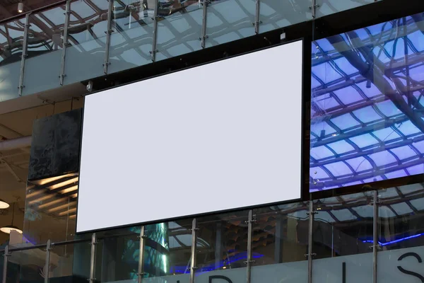 ショッピングセンターの内部の空白の白い広告パネル — ストック写真