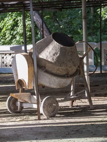 Bahçede Bir Gölgeliğin Altında Elektrikli Beton Karıştırıcı — Stok fotoğraf