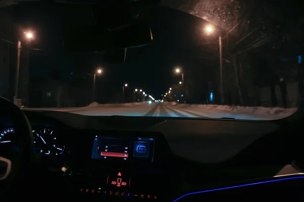 Coche Mueve Una Calle Una Ciudad Una Noche Invierno Vista —  Fotos de Stock