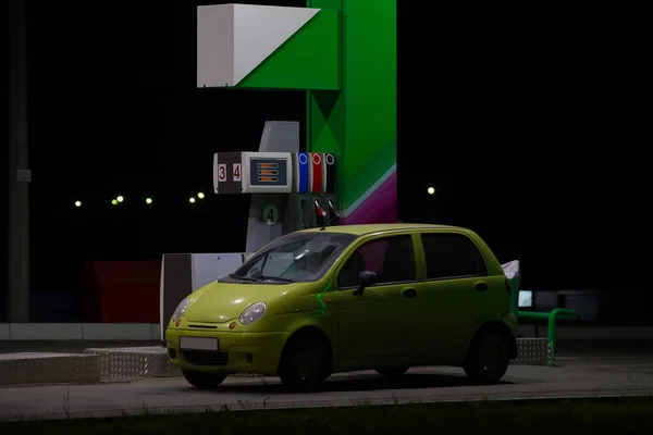 Malé Zelené Auto Čerpací Stanici Noci — Stock fotografie