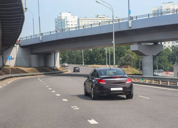 Traffico Auto Sulla Strada Nel Centro Della Città — Foto Stock