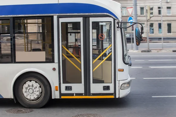 Autobús Regular Mueve Una Calle Ciudad Detalle Primer Plano — Foto de Stock