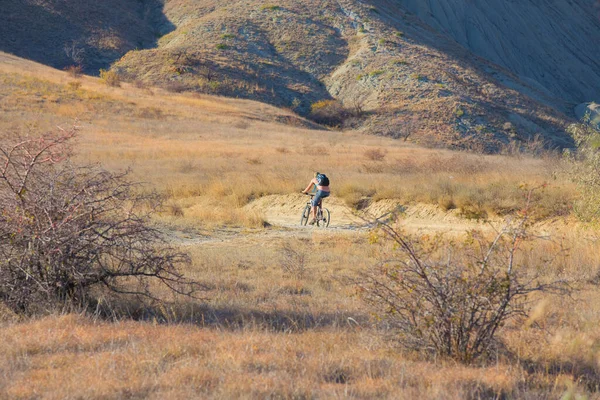 Cycliste Promenades Sur Chemin Terre Dans Les Hautes Terres Été — Photo