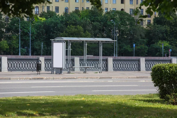 Parada Autobús Con Pancarta Publicitaria Blanco Centro Ciudad —  Fotos de Stock