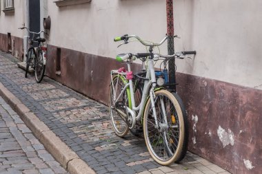 Bisikletler yol kenarındaki bisiklet parkında.