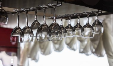 Tezgahın üstündeki bir barda boş temiz şarap kadehleri.