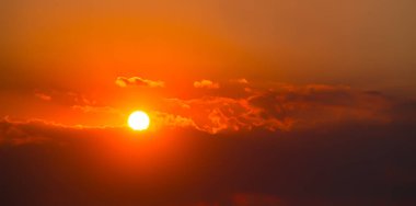 güneşin ve bulutların birlikte güzel kızıl gökyüzü