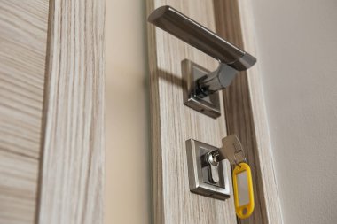 Kapı kolunda ve anahtar da kilitte. Ayrıntıları kapat