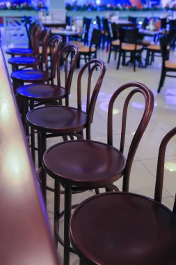 Bardaki bar tabureleri.