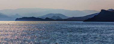 Deniz kıyısında güzel dağlar