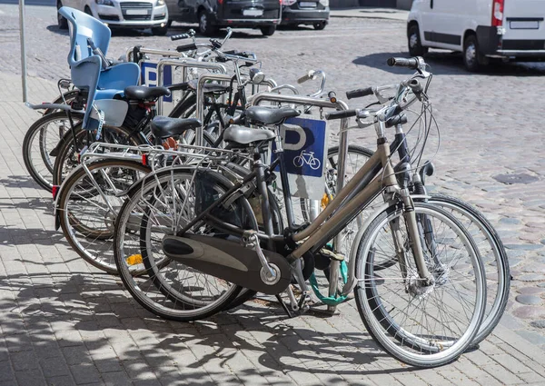 Rowery Parkingu Rowerowym Chodniku Przy Drodze — Zdjęcie stockowe