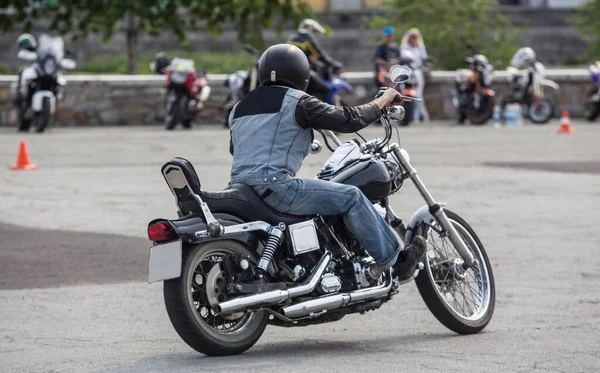 Motociclista Monta Una Motocicleta Sobre Fondo Motocicletas Estacionadas —  Fotos de Stock