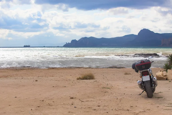 Motocykl Písečné Pláži Moře — Stock fotografie
