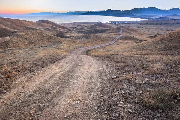 Paisagem Estrada Terra Sobre Colinas Para Mar Pôr Sol — Fotografia de Stock