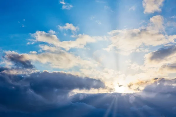 Niebiański Krajobraz Pięknymi Chmurami Słońcu — Zdjęcie stockowe