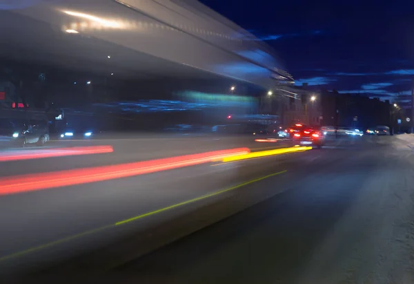 Autobus Guida Lungo Una Strada Notturna Inverno Città Sfocatura Movimento — Foto Stock