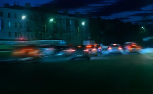在这个城市的一个冬夜 汽车的运动模糊不清 — 图库照片