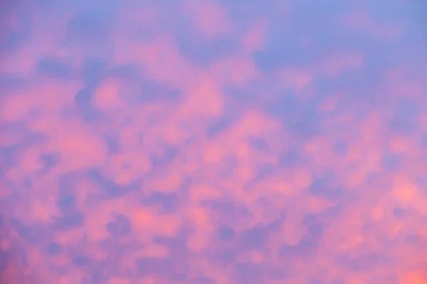 日の出の青空に美しいピンク色の雲 — ストック写真