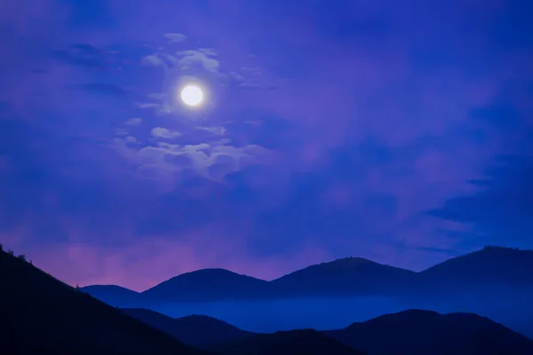Maanverlichte Nacht Boven Bergen Mist — Stockfoto